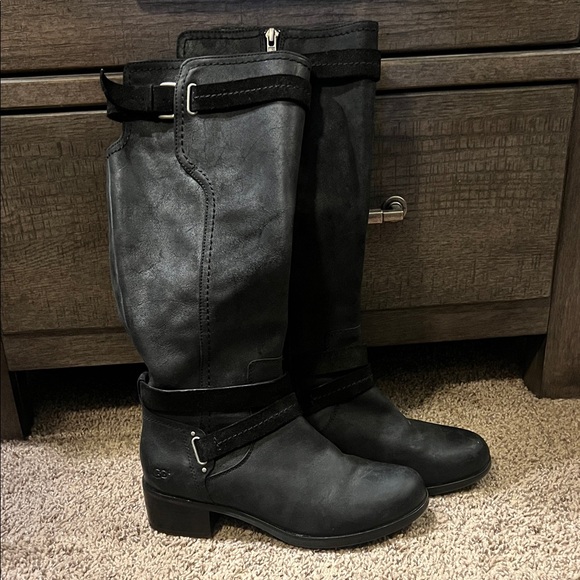 UGG Darcie Leather Boots - Picture 1 of 5